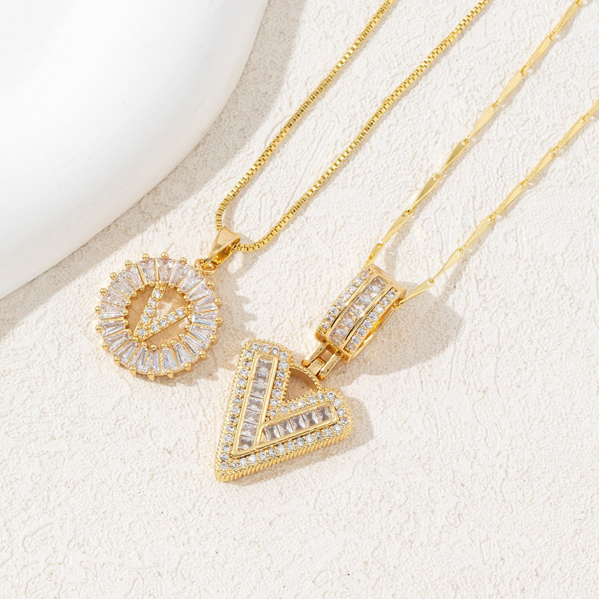 Copper and zirconium-plated gold-plated necklace with 26 English letters inlaid with diamonds-wsm