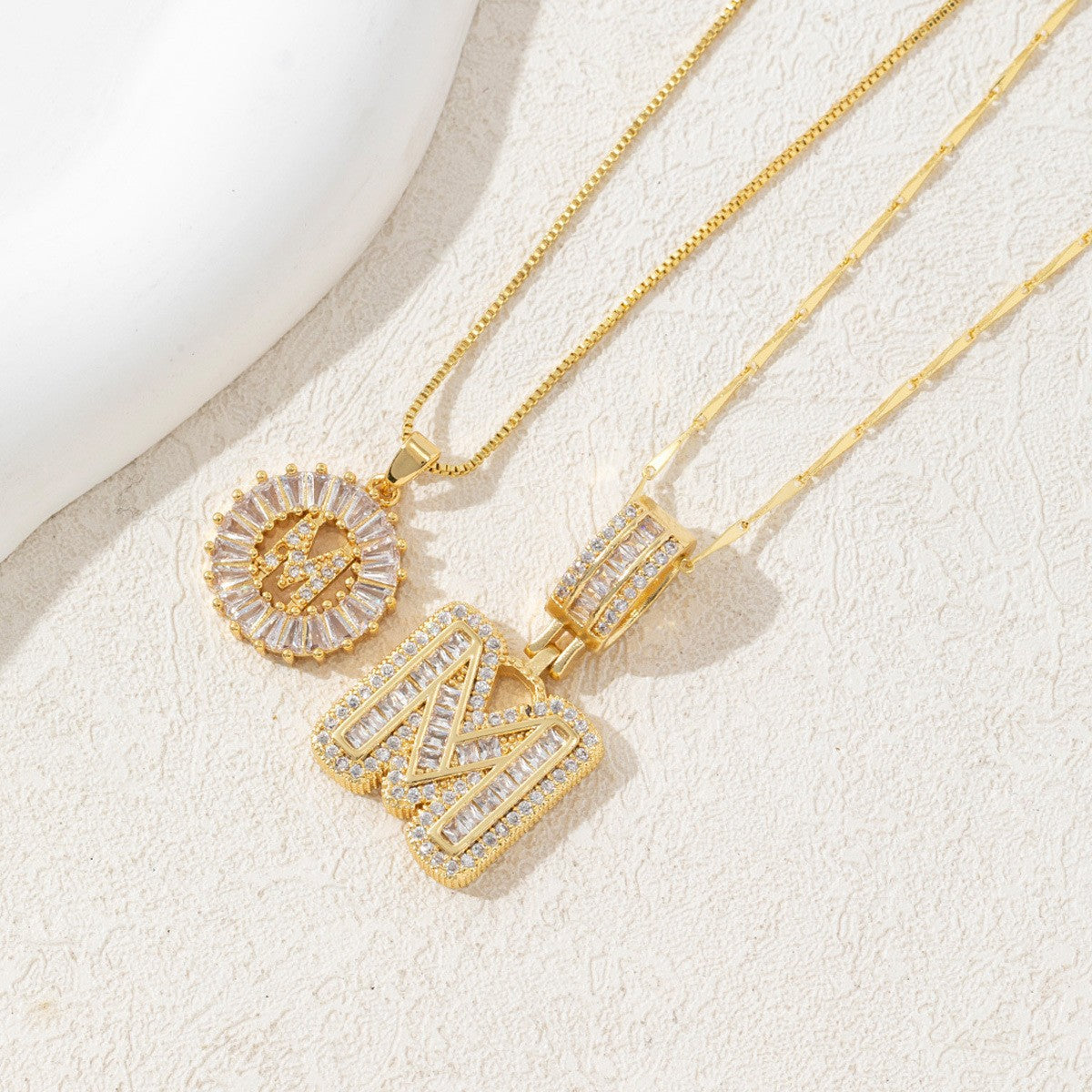 Copper and zirconium-plated gold-plated necklace with 26 English letters inlaid with diamonds-wsm