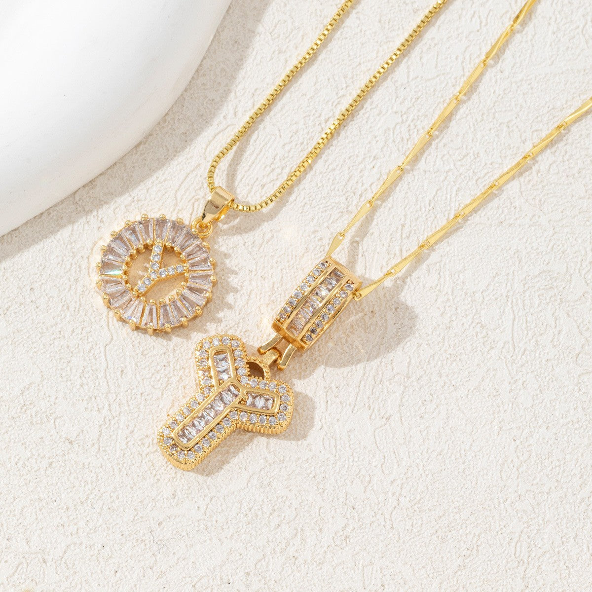 Copper and zirconium-plated gold-plated necklace with 26 English letters inlaid with diamonds-wsm