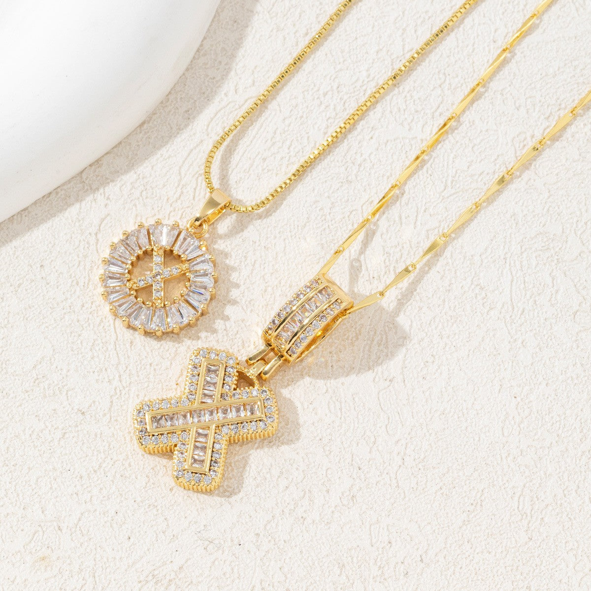 Copper and zirconium-plated gold-plated necklace with 26 English letters inlaid with diamonds-wsm